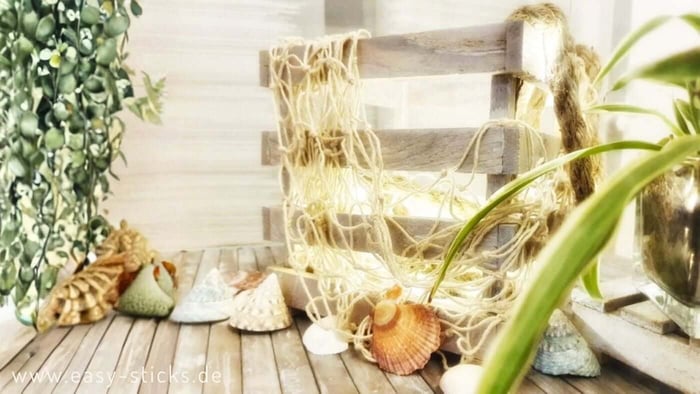 Maritime Laterne aus Easy-Sticks mit Muscheln und Jutenetz