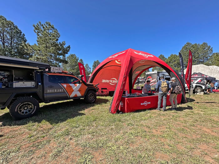 people in tent Core 4-Person Straight Wall Cabin 2015-2016+Moto Guzzi+V7II Stone/ Special / Racer / Stornello it pops up in Mast für Sonnensegel: Typisch Size - L x W:10 ft  x  10 ft