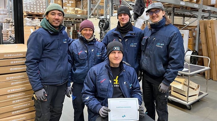 Vlad får praktikcertifikat | Dansk Flygtningehjælp & JD Logistik