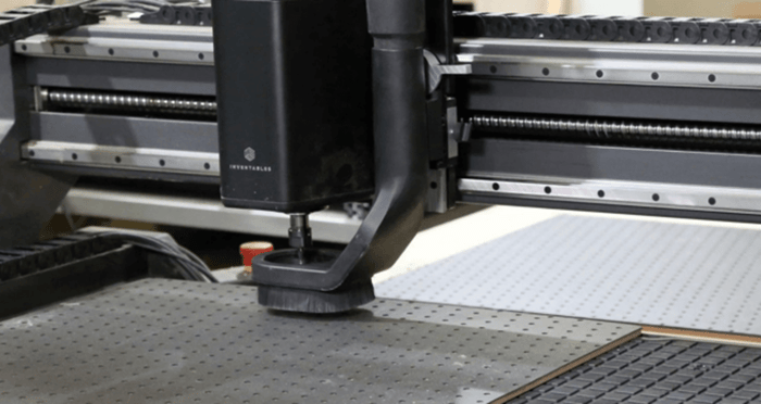 Table à vide : Maximiser la précision de la CNC avec les systèmes de maintien au travail