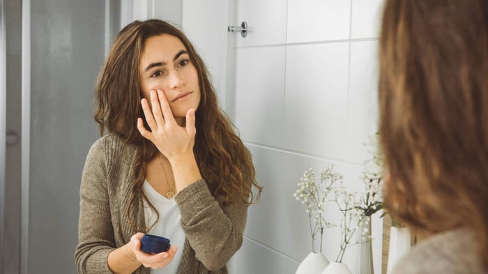 Trockene Haut unter den Augen: Ursachen & Pflege