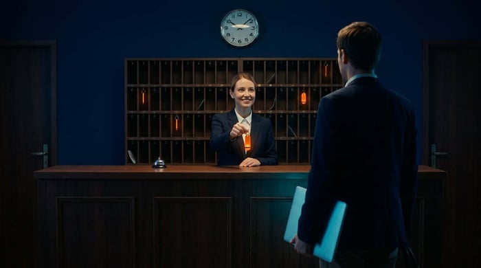 DHCP c'est quoi : le serveur DHCP attribue une adresse IP comme une réception d'hôtel attribue une chambre