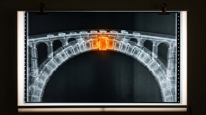 Point de défaillance unique (SPOF) : radiographie d'un pont dont toute la structure repose sur une seule clé de voûte