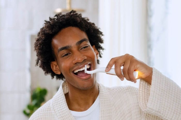 How the Flaus Electric Flosser Helps Tight Teeth
