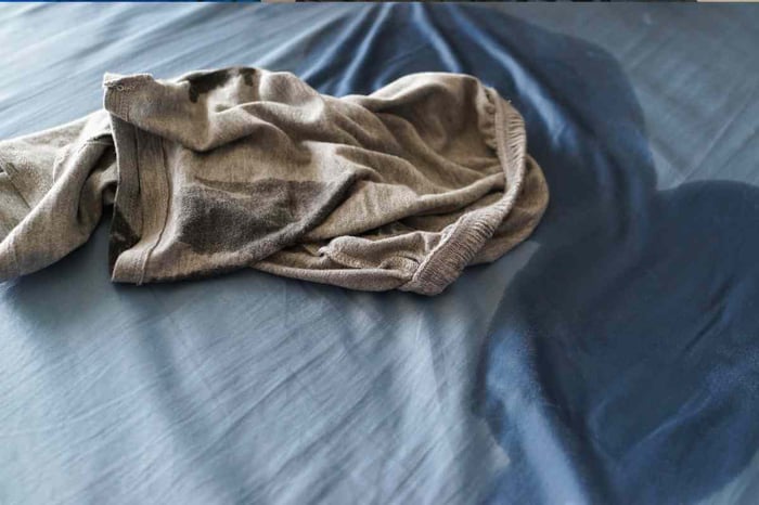 Bettnässen bei Erwachsenen: Ursachen, Bewältigung und Inkontinenzmittel