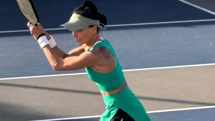 Adriana Tomazelli playing on the court