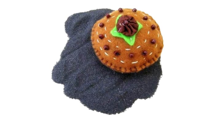 How to Sharpen Your Sewing Needles with an Emery Pincushion