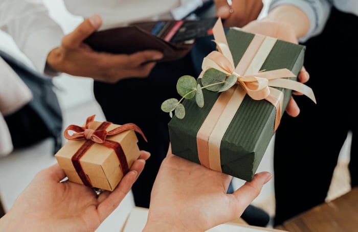 送同事禮物推薦！送禮時機、預算，職場生活如魚得水的必看指南