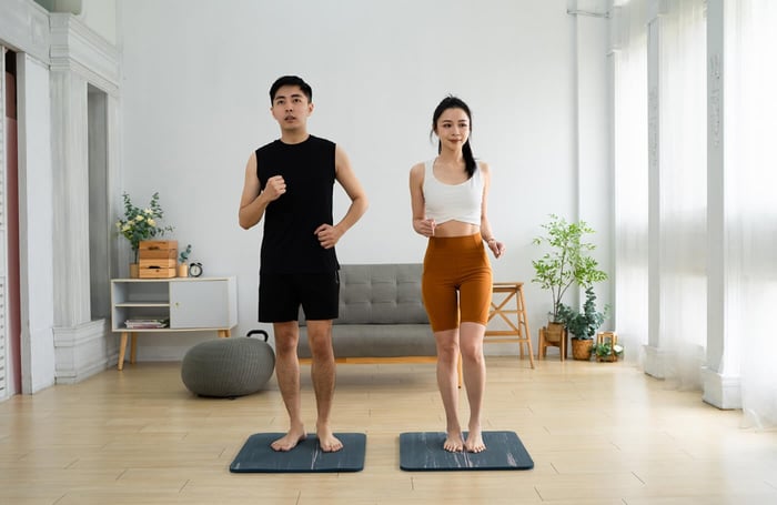 什麼是「超慢跑」？從日本紅到台灣的懶人燃脂法！原來選對墊子很重要