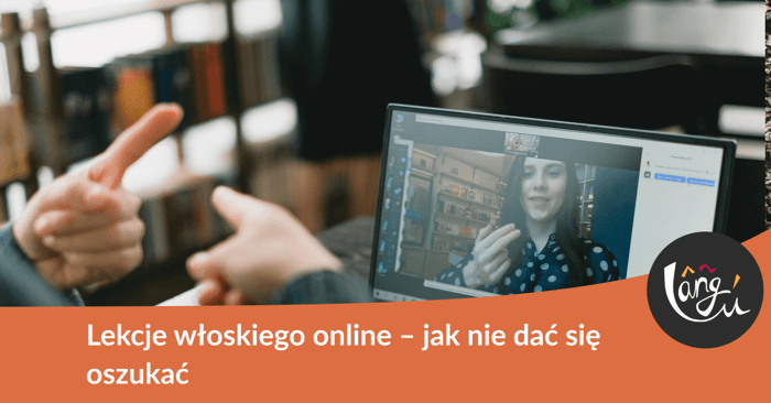 Lekcje włoskiego online – jak nie dać się oszukać. Na zdjęciu ktoś bierze udział w rozmowie online, gestykule.