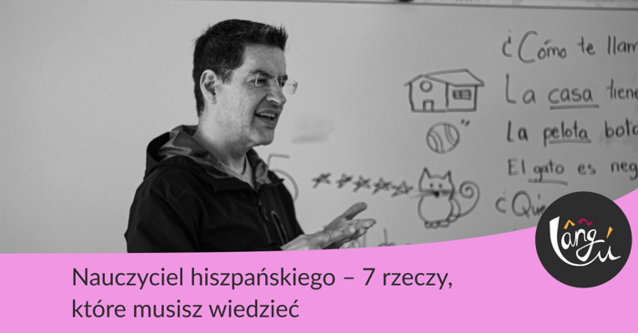Czarno-białe zdjęcie, na którym jest nauczyciel hiszpańskiego stojący w klasie
