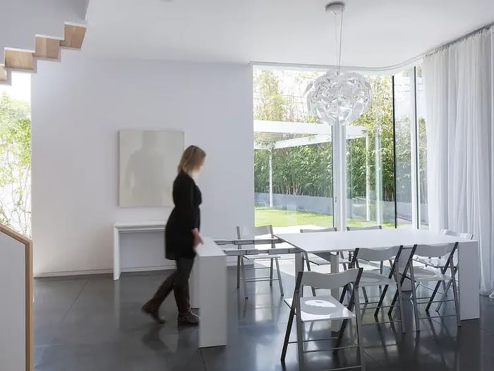 How to choose the right expandable dining table for your family