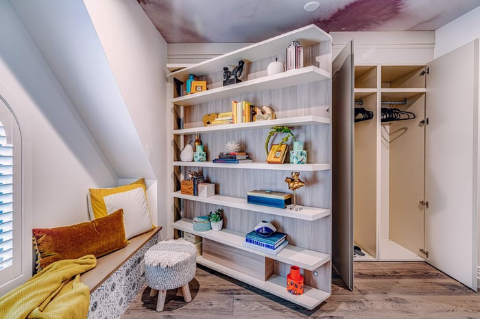 How high-end murphy beds with shelves maximize storage and functionality