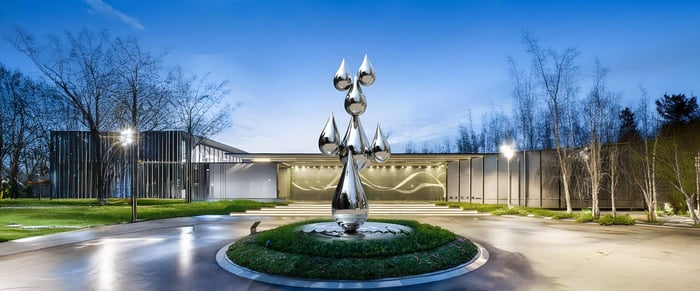 Shimmering Giants: Stainless Steel Sculptures Transforming Modern Gardens