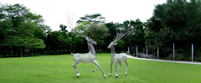 10 Stunning Stainless Steel Sculptures That Could Be in Your Garden