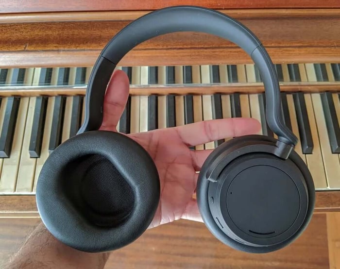 Microsoft Surface Headphones 2 Review 2025: Stylish Wireless Headphones with Smart Features