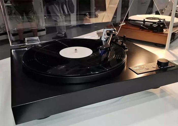 Dual CS 629Q: Fully Automatic Direct-Drive Turntable with Bluetooth Control
