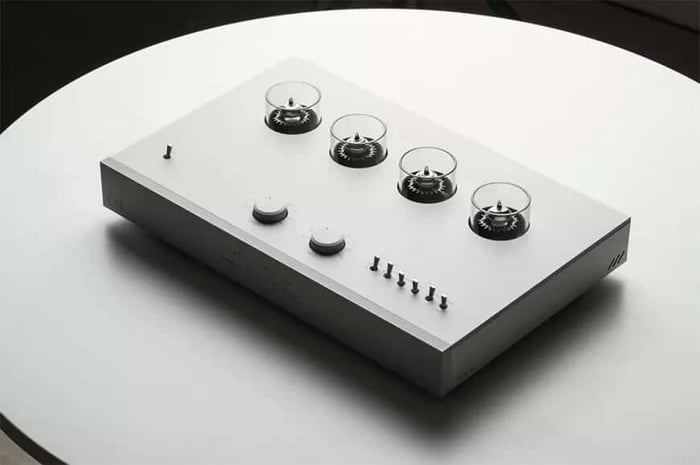EAT E Glo SB and CB: Tube Phono Preamps with Balanced Connections for Audiophiles