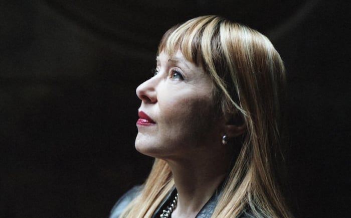 Suzanne Vega Unveils New Album ‘Flying With Angels’ and Engaging Single ‘Speakers’ Corner’