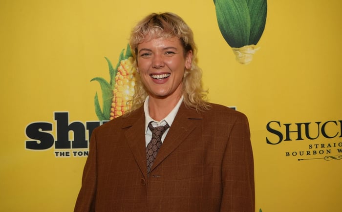 Betty Who Apologizes for 