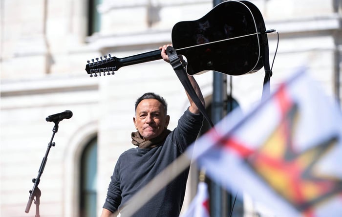 Bruce Springsteen Performs ‘Streets Of Minneapolis’ at Minnesota’s Anti-Trump ‘No Kings’ Protest