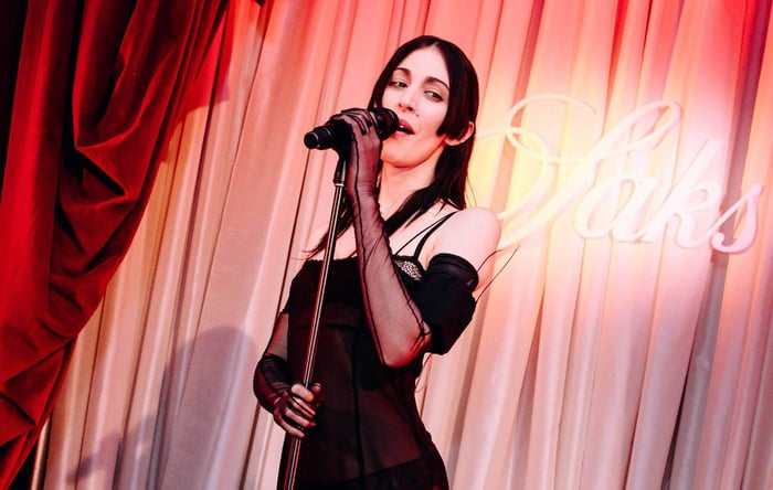 Caroline Polachek’s Stunning Cover of Nick Drake’s ‘River Man’ at Colorado Art Gallery