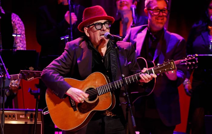 Elvis Costello on Removing N-Word from ‘Oliver’s Army’: “People Said ‘That’s Woke’. Well, Go F*** Yourself”