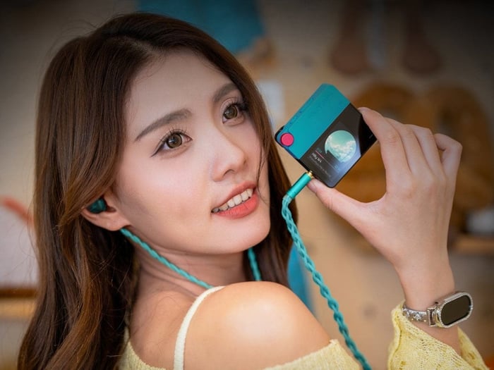 HiBy W4 Adapter: A Colorful $99 Hi-Fi Upgrade for Wired Headphones