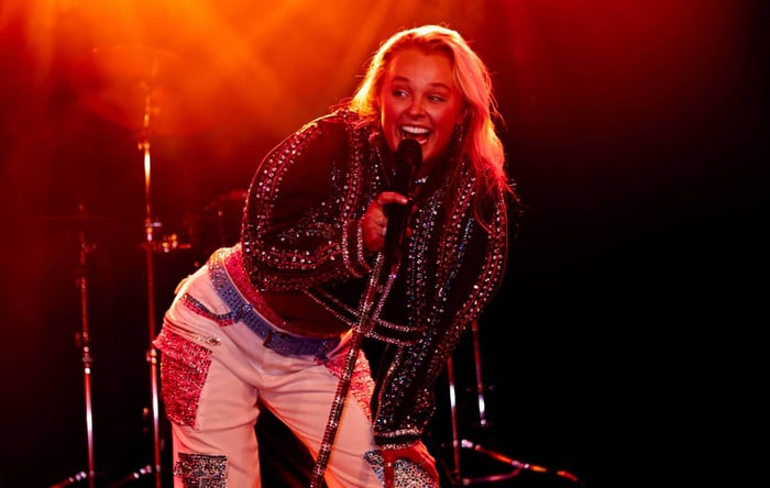 JoJo Siwa Hospitalized with “Excruciating” Stomach Pain Before Minnesota Show