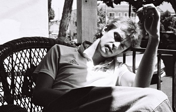 Lasse Lokøy Drops Slacker Indie Single ‘Lots Of People Here’ and Unveils New Album ‘& The Roommates’