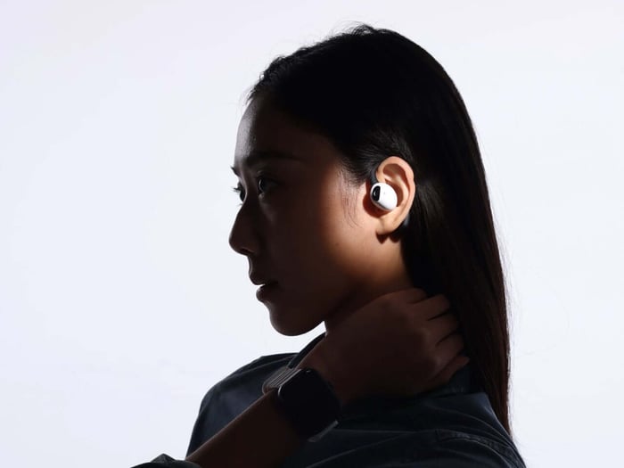 AI-Powered Earbuds with Built-in Camera to Expand Your Real-World Senses