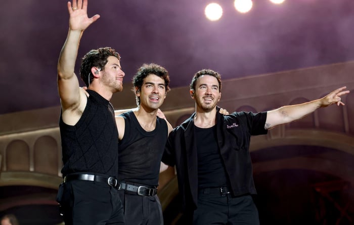 Jonas Brothers Unite with John Legend for ‘All Of Me’ in Los Angeles: A Memorable Musical Moment
