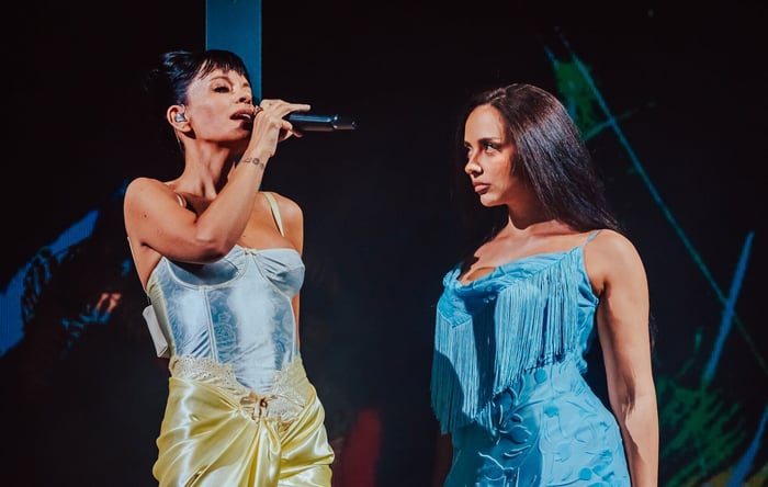 Lily Allen and JADE Debut ‘Beg For Me’ Remix Live at Mighty Hoopla