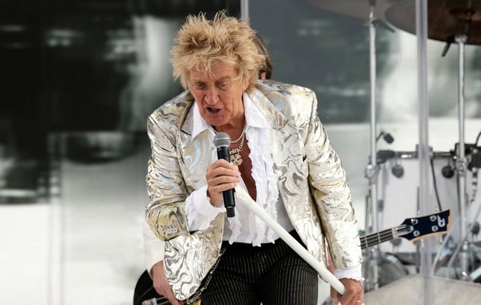 Rod Stewart Jokes After Nearly Fainting Onstage: “Would You Mind If I Sat Down for This One?”