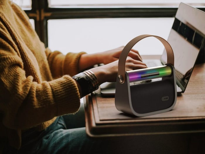 Luna Audio Concept Turns Bluetooth Radio Into a Stylish Handbag Accessory