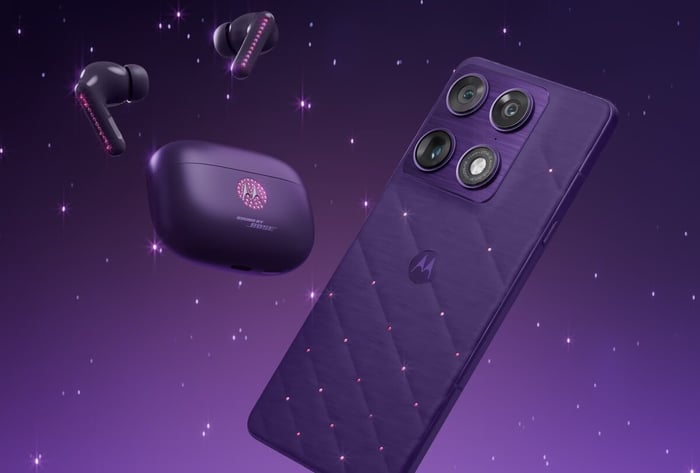 Motorola Signature with Swarovski Crystals Outshines Flagship Phones in Luxury Appeal