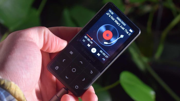 Oakcastle MP300 Review: Ultra-Affordable MP3 Player as Your Main Music Source