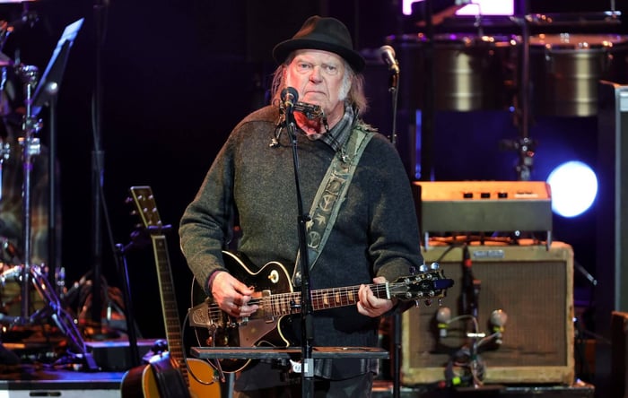 Glastonbury 2025: Neil Young’s Set Missing from BBC Coverage Amid Past Dispute
