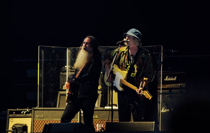 Red Arrows Soar Over Cast’s Opening Set for Oasis in Edinburgh: A Stunning Sky-High Moment