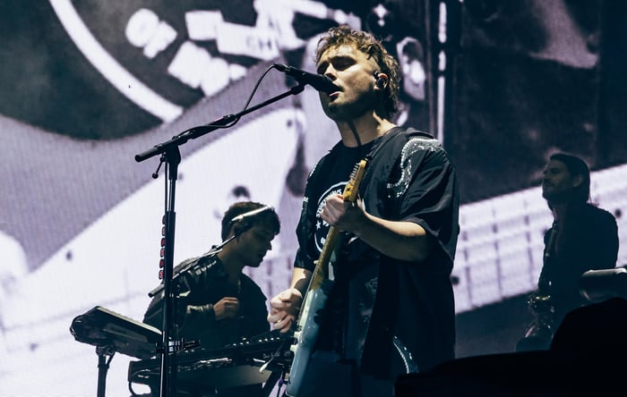 Sam Fender Raises £50,000 for Youth Music Charity on ‘People Watching’ Tour