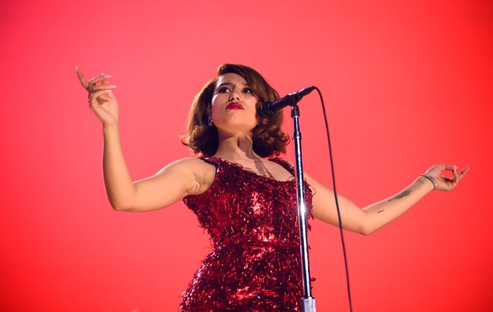 Raye Offers Free Tickets and Signed Vinyl After Ticketmaster Glitch Bars 65 Fans from Paris Show