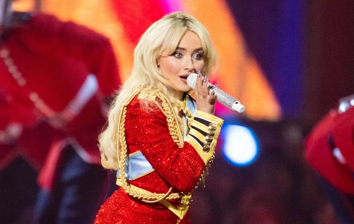 Sabrina Carpenter Considers Phone Ban at Concerts: “This Will Honestly Annoy My Fans”