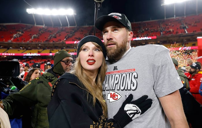 Travis Kelce Applauds Taylor Swift’s “Football Field-Sized” Stage Show and Athletic Dedication