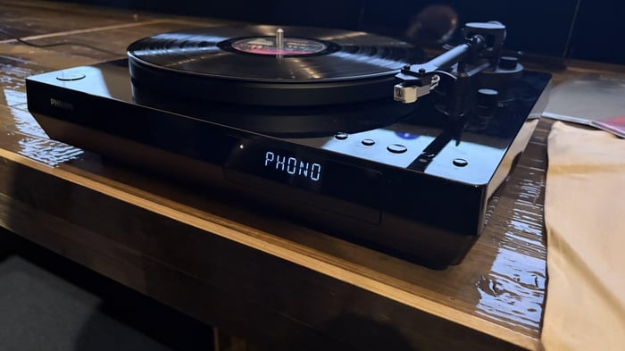 Philips' New Hi-Fi Player Combines Vinyl and CD Playback in One Device