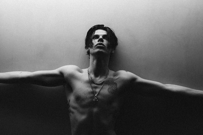 YUNGBLUD Opens Up About Aerosmith Collaboration on ‘Lipps Service’ Podcast