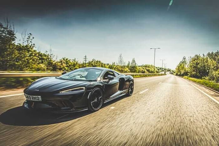 The GT McLaren: Blending Speed ​​and Refinement in a Luxurious Package
