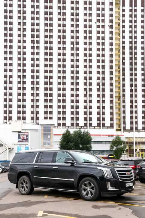 The Cadillac Escalade ESV: A Luxurious Colossus on the Road