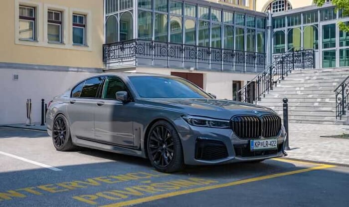 Luxury Car Connectivity Features Compared: OnStar vs. BMW ConnectedDrive