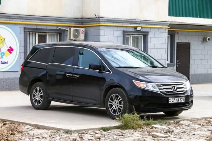 Family Hauler Showdown: Honda Odyssey vs. Toyota Sienna