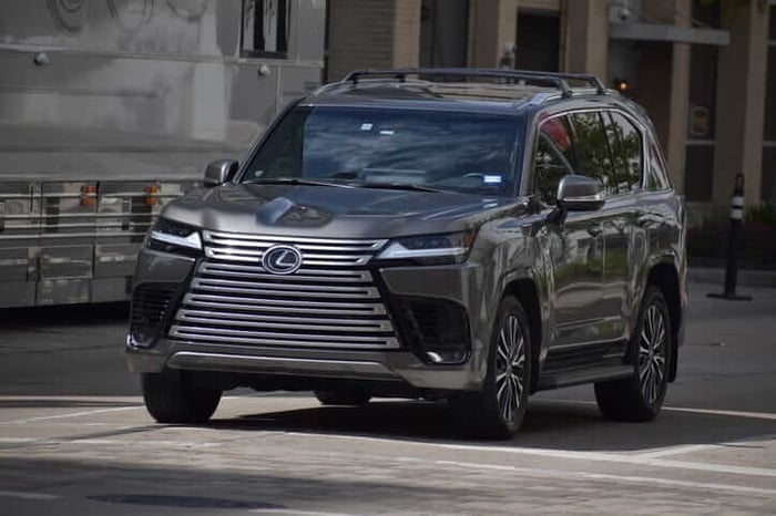 Lexus TX 500h: A Hybrid Powerhouse for the Discerning Family
